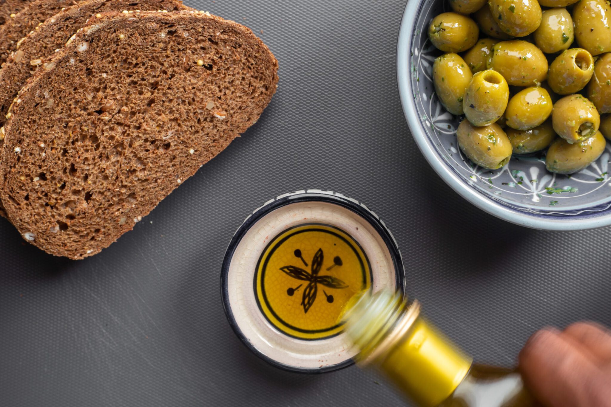 Bilde av brødskive, oliven og olivenolje